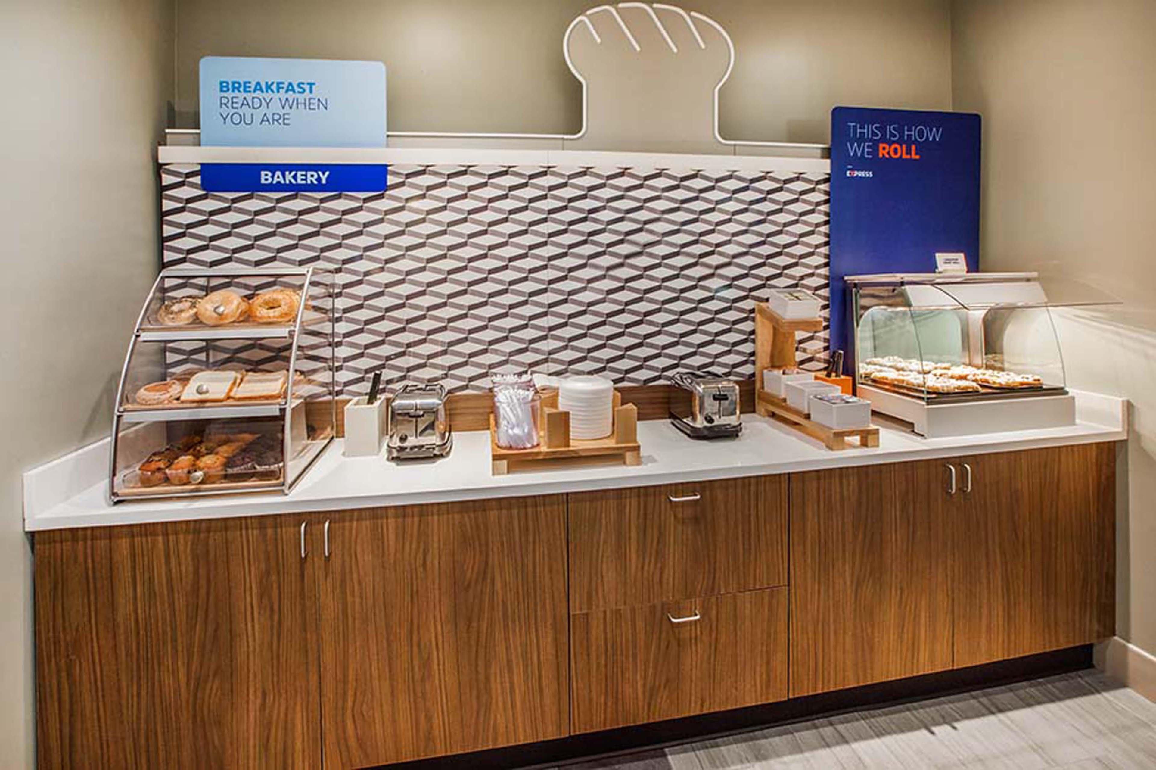 Holiday Inn Express & Suites Greenwood Mall By Ihg Extérieur photo